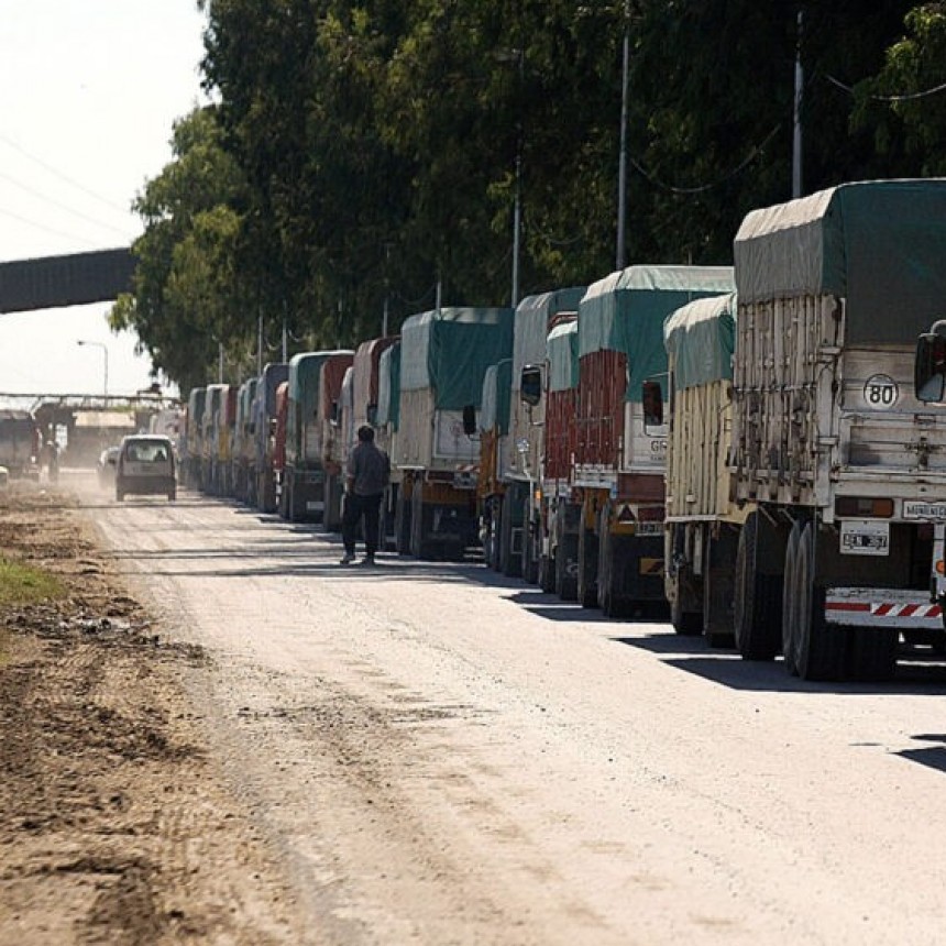 Mientras algunos creen que “la sequía perjudica solo a un grupo de oligarcas”, los camioneros hicieron la menor cantidad de viajes llevando trigo a Rosario desde 2013
