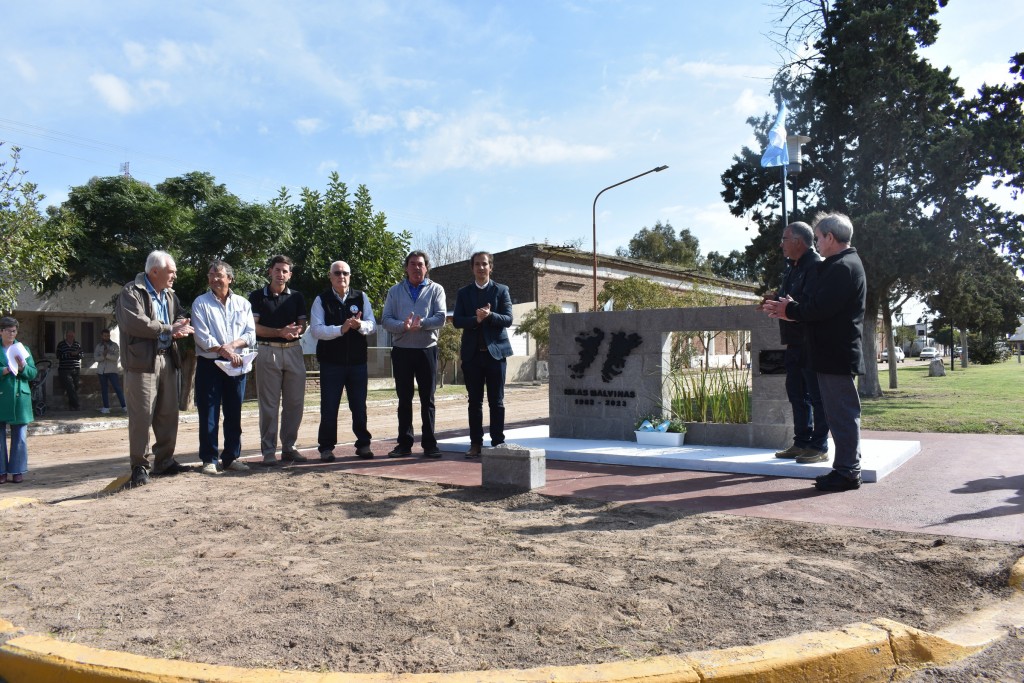 Javier Andres inauguró en Gascón un monumento conmemorativo de las Malvinas 